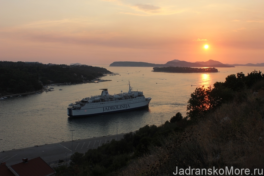 Dubrovnik Dawn near port