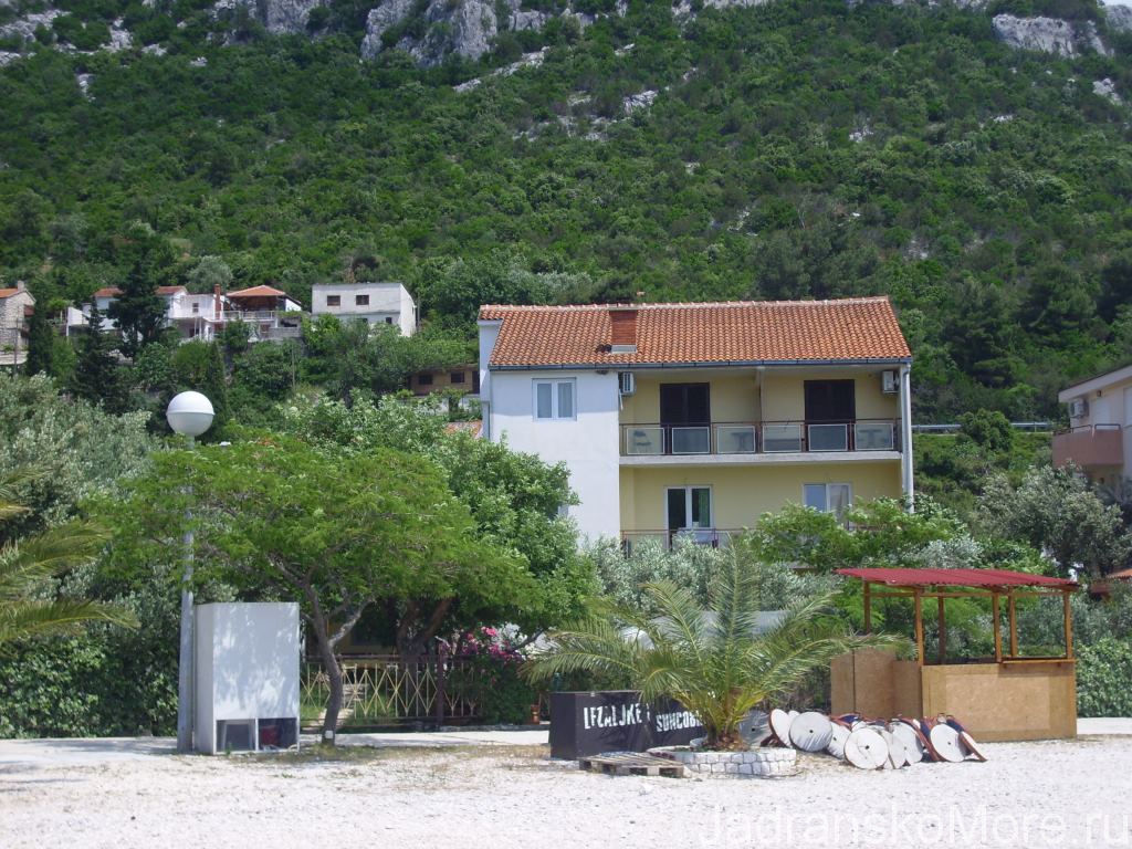 Klek apartment house on the beach 01