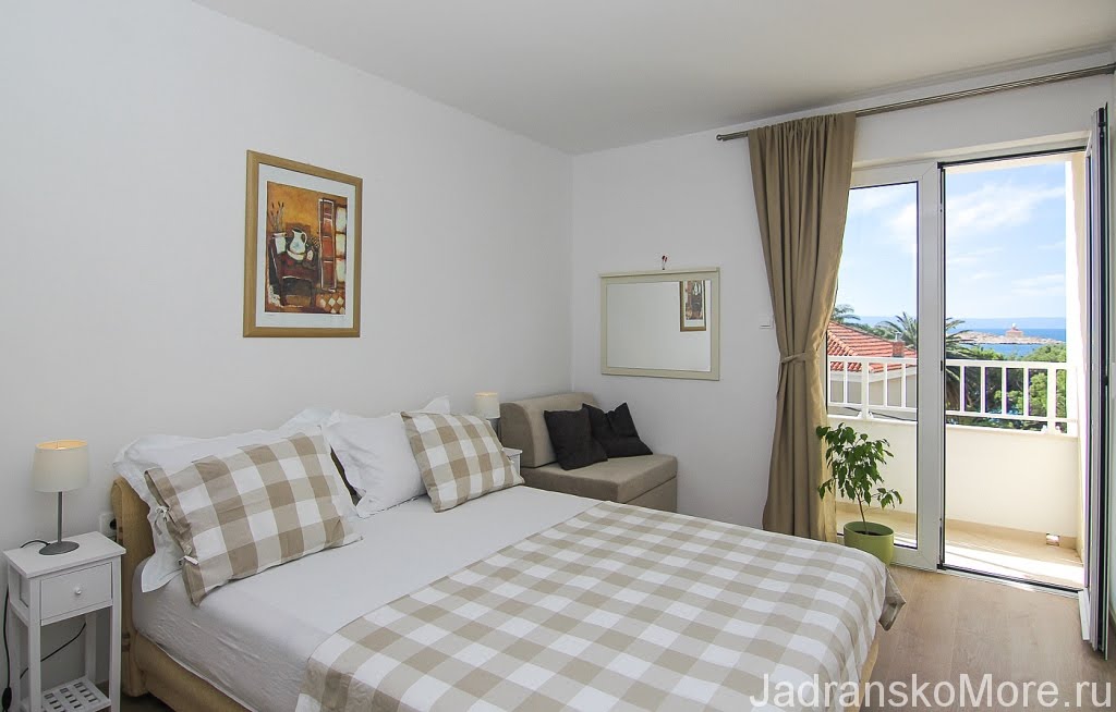 Makarska apartment bedroom 01