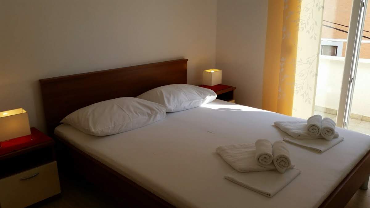 Okrug Gornji apartment bedroom 01