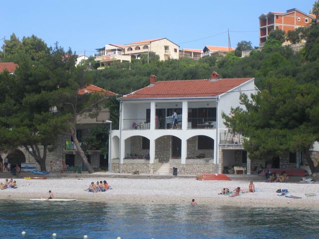 Podaca apartment house on beach 02