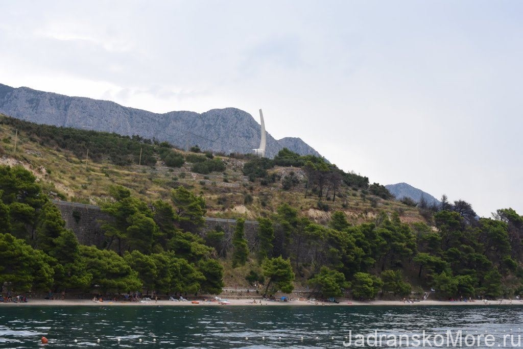 Вид с моря на монумент Подгоры