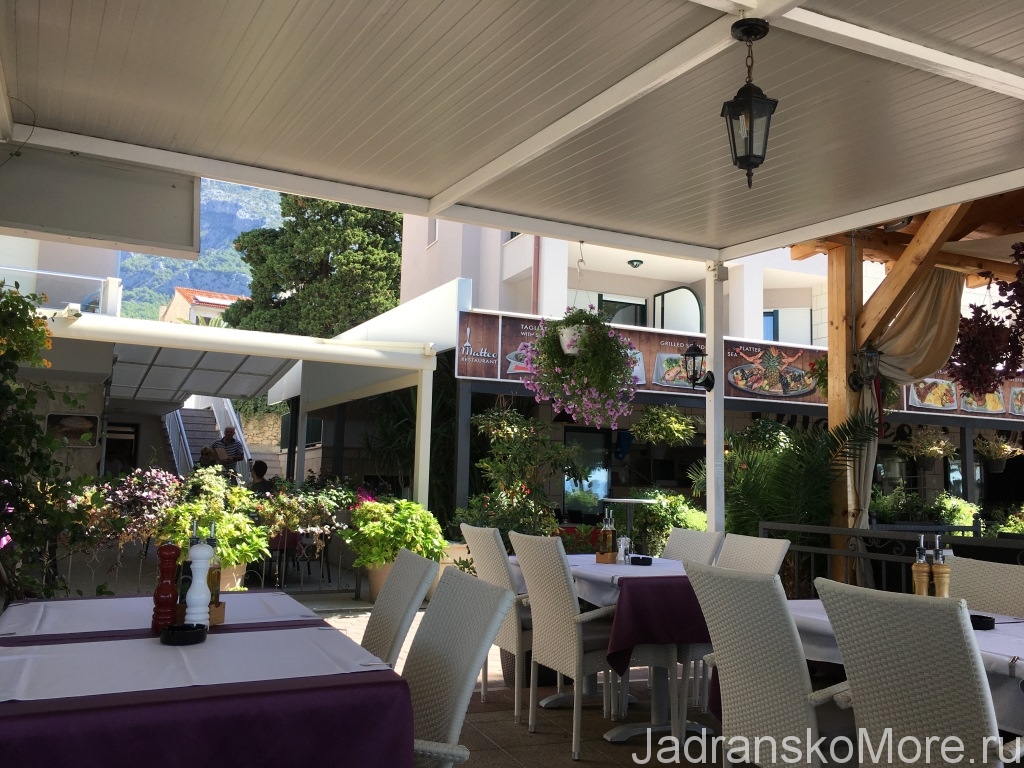 Restaurant in bushes