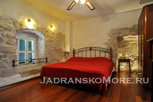 Split apartment bedroom 1