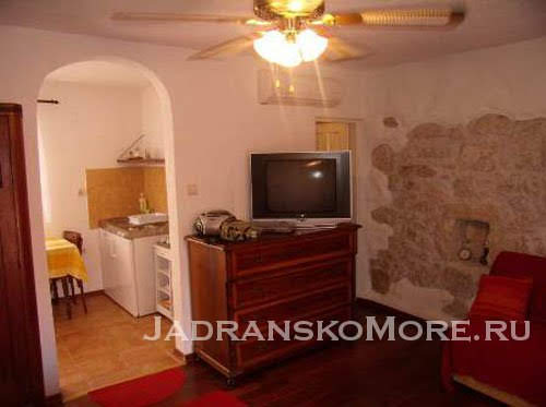 Split apartment kitchen 1