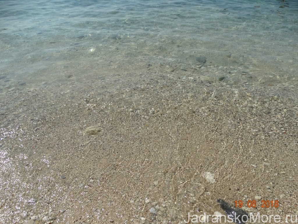 Вход в воду на пляже в Среберено