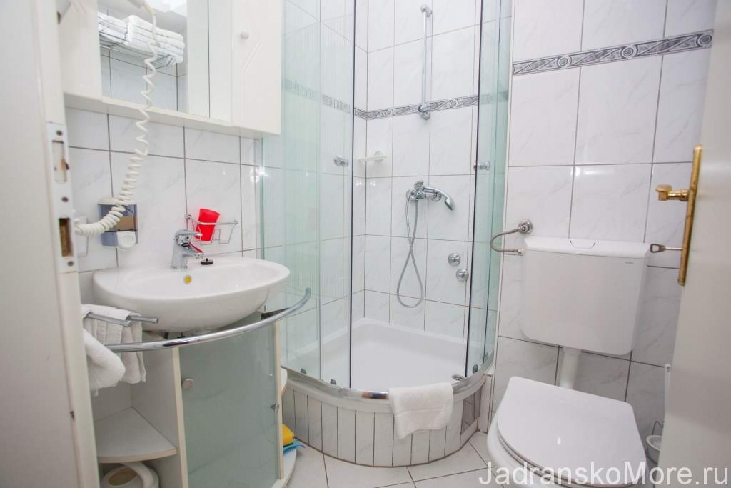 Tucepi apartment bathroom 01
