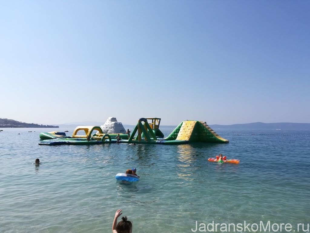 Водный городок на пляже в Тучепи