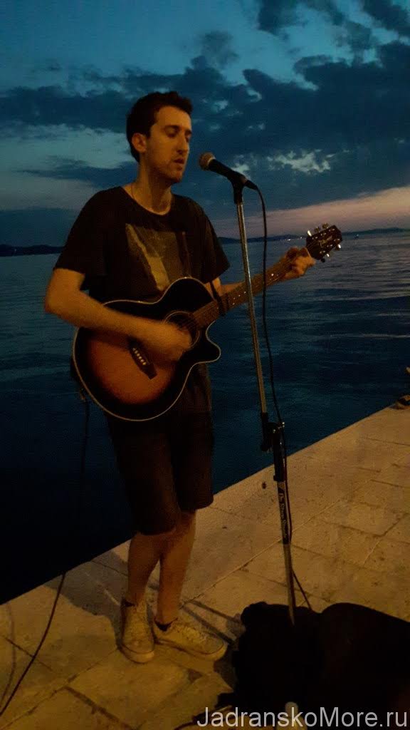 Zadar singer on promenade