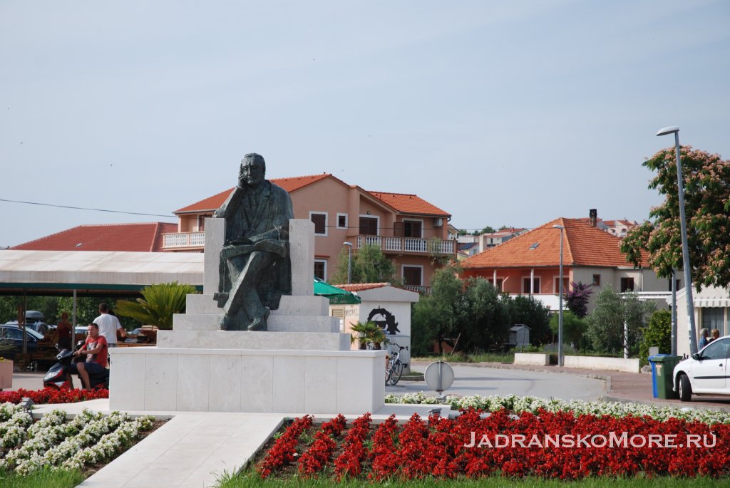 Pakostane monument